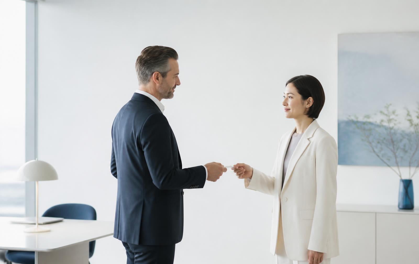 Dos profesionales intercambiando un contacto